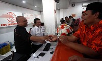 Cagub nomor urut 4 itu juga mengunjungi kantor Pos untuk memberikan bunga kepada petugas yang berjaga.