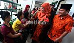 Hidayat Bagi-bagi Bunga di Puskesmas
