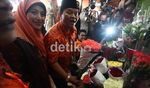 Hidayat Bagi-bagi Bunga di Puskesmas