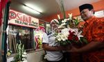 Hidayat Bagi-bagi Bunga di Puskesmas