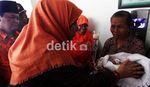 Hidayat Bagi-bagi Bunga di Puskesmas
