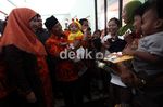 Hidayat Bagi-bagi Bunga di Puskesmas