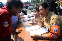 Petugas memberikan pengarahan tentang larangan merokok di dalam angkot kepada sopir.