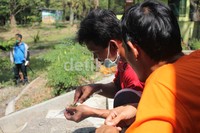 Petugas menyiapkan obat bius yang akan ditembakkan ke empat ekor orangutan. Muchus Budi Rahayu/detikcom.