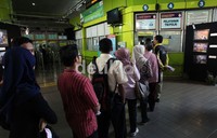 Para calon penumpang dengan sabar mengentre.