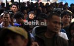 Ratusan Orang Antre Tiket Mudik di Senen