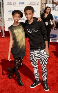 Gaya anak-anak dari Will Smith ini memang selalu mencolok. Willow Smith tampil dengan leging hitam bolong-bolong serta sepatu boots hitam Chanel. Tak kalah keren, Jaden Smith tampak cool dengan celana animal printnya. Getty Images/Jason Merritt.