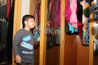 Baim melihat-lihat koleksi baju yang ada di ruangan tersebut. Herianto Batubara/detikHot.