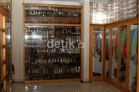 Dalam museum tersebut terdapat sekitar berbagai koleksi Dorce seperti baju, sepatu dan asesoris. Herianto Batubara/detikHot.