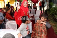 Baim menunjukkan kepada Dorce baju yang dipilihkannya untuk sang ibunda. Herianto Batubara/detikHot.