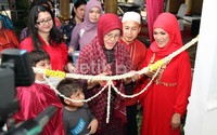 Dorce melakukan pemotongan pita bersama ibu Lia Tritamtomo. Herianto Batubara/detikHot.