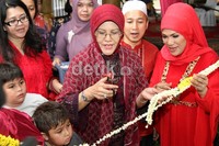 Acara itu dihadiri ibu-ibu dari Persaudaraan Isteri Anggota (PIA) Fraksi PDI-P DPR-RI dan aktris seperti Baim Cilik dan Ageng Kiwil. Herianto Batubara/detikHot.