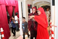 Dorce menunjukkan tempat wudhu yang dibangunnya untuk laki-laki dan perempuan. Herianto Batubara/detikHot.