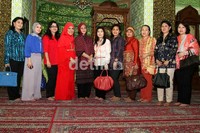 Dorce berpose bersama ibu-ibu dari Persaudaraan Isteri Anggota (PIA) Fraksi PDI-P DPR-RI. Herianto Batubara/detikHot.