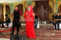 Dalam kesempatan itu, Dorce juga menunjukkan kepiawaiannya bernyanyi. Herianto Batubara/detikHot.