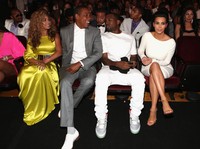 Kim jadi sahabat baru Jay-Z dan Beyonce dan terlihat akrab dengan mereka. Christopher Polk/Getty Images.