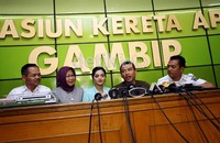 Sesaat sebelum berangkat menuju Jember, Anang dan Ashanty menggelar jumpa pers bersama pihak PT Kereta Api Indonesia di Stasiun Gambir, Selasa (3/7/2012)