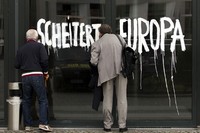 Grafiti ini dibuat oleh para seniman dari kelompok Mario Lombardo. Ini merupakan bagian dari Berlin Biennale art festival. (Reuters).