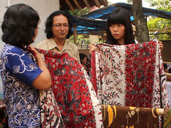 Wisatawan Jepang Terpikat Batik Tegalan