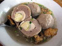Perut tiba-tiba keroncongan saat melihat foto ini? Wah, apalagi kalau Anda menghirup aroma dan mencicipi rasanya! Tanpa tambahan saus, kecap, cuka, atau garam lagi, bakso ini sudah nikmat. Makin gurih setelah ditambahkan gajih goreng kering. Slurp! (Fitria Rahmadianti/Detikfood)