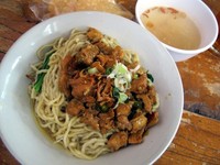 Mie ayamnya pun tak kalah memesona. Kekenyalan mienya pas, daging ayamnya pun lumayan banyak. Mie ini dilengkapi dengan taburan daun bawang, caisim, dan bawang goreng. (Fitria Rahmadianti/Detikfood)
