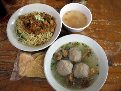 Menghangatkan Diri Sambil Makan Bakso di Bogor