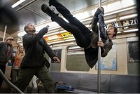 Peter Parker melawan penjahat di kereta. (Sony Pictures).