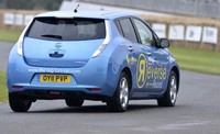 Nissan LEAF yang dikendarai Stunt driver Terry Grant ini berhasil memecahkan rekor tersebut di Festival Kecepatan Goodwood Inggris pekan lalu. (dok Nissan)