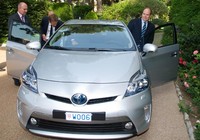 Prius PHEV yang diberikan kepada Pangeran Albert II merupakan Prius listrik pertama yang diproduksi di Eropa. Prius listrik akan menggantikan Prius hybrid biasa yang sebelumnya sudah dipakai Pangeran Albert II. (dok Toyota)