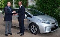 Pangeran Albert II memang pecinta berat mobil irit BBM. Bahkan untuk mobil pernikahannya dia menggunakan Lexus LS600h, sebuah mobil hybrid. Kecintaannya pada mobil ramah lingkungan pun terlihat di kebijakannya. Pada Februari 2012 lalu, pemerintah Monako memperkenalkan subsidi untuk mobil ramah lingkungan. (dok Toyota)
