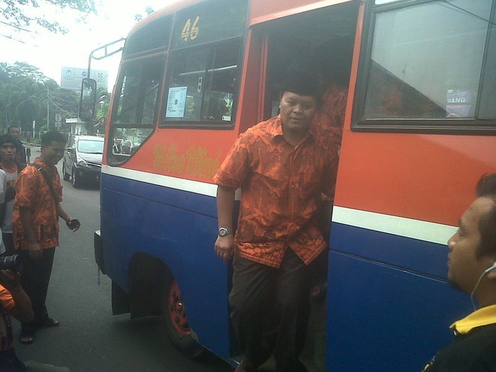 Hidayat Naik Metro Mini ke Pasar Sunan Giri