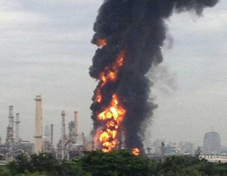 Ledakan di Kilang Minyak Bangkok Picu Kebakaran Besar