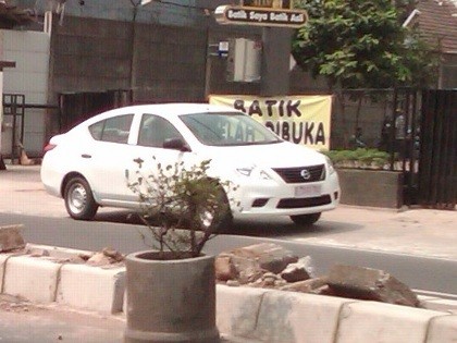 Eh, Taksi Terbaru Nissan Wara-Wiri di Ciputat