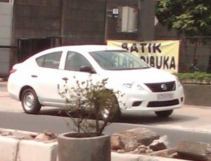 Eh, Taksi Terbaru Nissan Wara-Wiri di Ciputat