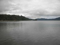 Tidak sedikit traveler berkunjung ke danau ini. Waktu pun serasa berhenti saat Anda menikmati danau ini