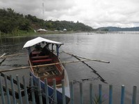 Bisa juga menyewa perahu dan mengelilingi danau yang luas ini. Suasana tenang akan Anda dapatkan.