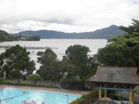 Pemandangan dari salah satu kamar. Ada kolam renang dan pemandian air panasnya juga.