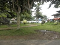 Suasana yang rindang di tepian danau. Ada banyak para pelancong atau warga setempat bersantai di sana.