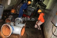 Dua orang pekerja melakukan perawatan di PLTA Saguling, Bandung.