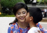Yingluck mendapat ciuman hangat dari anaknya, Supasek Amornchat saat ulang tahunya. Kemampuan akademis Yingluck teruji dengan menyabet gelar sarjana dari Universitas Chiang Mai, Thailand. Ia lalu menyabet gelar master dalam bidang administrasi publik dari Kentucky State University, Amerika Serikat (AS). (Reuters/Sukree Sukplang).