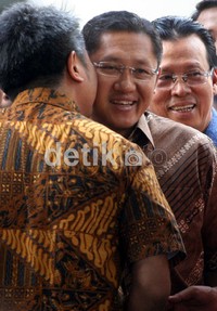 Saat tiba di gedung KPK, Anas langsung disambut koleganya seperti juru bicara PD Andi Nurpatti, Saan Mustopa, Didi Irawady, Ketua Komisi III Gede Pasek Suardika, Patra M Zein, dan juga Denny Kailimang. Ramses/detikcom.