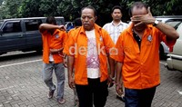 Polisi menggelar barang bukti dan tersangka di Halaman Polda Metro Jaya, Jakarta, Rabu (4/7).