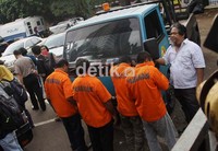 Dalam aksi kejahatanya, sindikat derek liar ini juga melakukan pengerusakan dan pemerasan kepada korbanya.