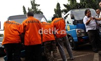 Mereka mengenakan Rp 500.000 hingga Rp 2 juta untuk mobil yang mereka derek.