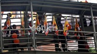 Tidak hanya spanduk, baliho dan atribut seperti lainnya seperti bendera, sticker dipasang di semua sisi halte.