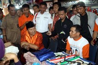 Hidayat menampung aspirasi dan keluhan para penjahit di Pasar Sunan Giri. (Rizal).
