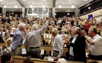 (Ki-ka) Pendiri CERN Christopher Llewelyn-Smith, Lyn Evans, Herwig Schopper, Luciano Maiani dan Robert Aymard setelah pembukaan konferensi. Nama CERN sempat mencuat karena disebut dalam novel imajinatif Robert Langdon Angels & Demos sebagai tempat pembuatan partikel anti materi untuk melawan Tuhan. Reuters/Denis Balibouse.