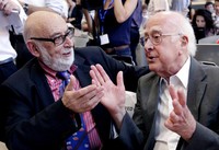 Ahli fisika asal Inggris Peter Higgs (kanan) berbincang dengan ahli fisika asal Belgia Francois Englert. Keduanya saling bertukar pikiran soal teori dan temuan-temuan terbaru dalam dunia fisika. Reuters/Denis Balibouse.