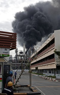 Kilang minyak milik Bangchak Petroleum terletak di kawasan industrial raksasa di pinggiran Bangkok. Sejauh ini belum ada laporan soal korban jiwa maupun korban luka. Reuters/Stringer.
