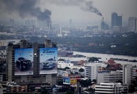 Ledakan ini menimbulkan kebakaran hebat dan asap hitam tebal yang membumbung tinggi ke angkasa. Reuters/Damir Sagolj.